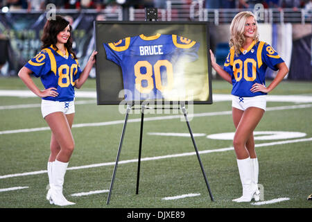 31. Oktober 2010 stehen - Saint Louis, Missouri, Vereinigte Staaten von Amerika - St. Louis Rams Cheerleader neben das Trikot der St. Louis Rams ehemalige Wide Receiver Isaac Bruce (80), die vor einer Woche 8-Spiel zwischen den St. Louis Rams und die Carolina Panthers im Edward Jones Dome in Saint Louis, Missouri außer Dienst gestellt wurde. Die Rams besiegte die Panthers 20-10. (Kredit-Bild: © Scott Kane Stockfoto