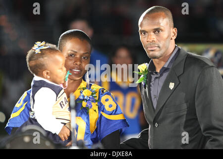 31. Oktober 2010 - Saint Louis, Missouri, Vereinigte Staaten von Amerika - St. Louis Rams ehemalige Wide Receiver Isaac Bruce (80) und seine Familie während einer Zeremonie seine Nummer vor einem Spiel Spiel zwischen den St. Louis Rams und die Carolina Panthers im Edward Jones Dome in Saint Louis, Missouri in den Ruhestand. Die Rams besiegte die Panthers 20-10. (Kredit-Bild: © Scott Kane/Southcreek Global/ZU Stockfoto