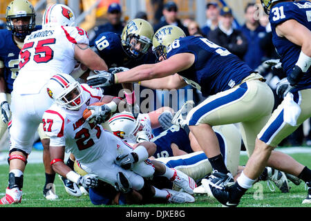 31. Oktober 2010 - Pittsburgh, Pennsylvania, Vereinigte Staaten von Amerika - 30. Oktober 2010: Louisville WR Doug Beaumont (#27) bekommt nach machen einen Haken durch die Pittsburgh Verteidigung in1st halbe Aktion bei Heinz Field in Pittsburgh Pennsylvania in Angriff genommen. Pittsburgh besiegt Louisville 20-3. (Kredit-Bild: © Paul Lindenfelser/Southcreek Global/ZUMApress.com) Stockfoto