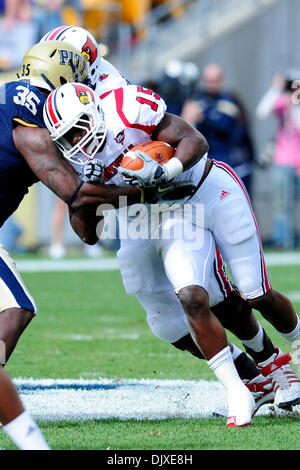 31. Oktober 2010 - Pittsburgh, Pennsylvania, Vereinigte Staaten von Amerika - 30. Oktober 2010: Louisville Bilal Powell (#15) kämpft für zusätzliche Birdie wie Pittsburgh DL Brandon Lindsey (#35) versucht das Tackle in1st halben Maßnahmen auf Heinz Field in Pittsburgh Pennsylvania zu machen. Pittsburgh besiegt Louisville 20-3. (Kredit-Bild: © Paul Lindenfelser/Southcreek Global/ZUMApress.com) Stockfoto