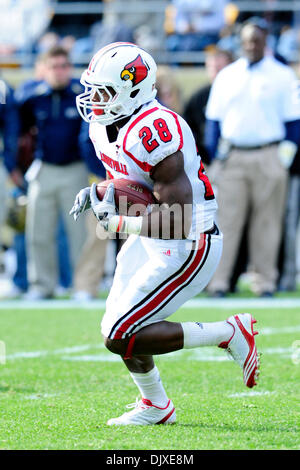 31. Oktober 2010 - Pittsburgh, Pennsylvania, Vereinigte Staaten von Amerika - 30. Oktober 2010: Louisville RB Jeremy Wright (#28) gibt eine Kick-off gegen die Pittsburgh Panthers in1st halbe Wirkung bei Heinz Field in Pittsburgh Pennsylvania zurück. Pittsburgh besiegt Louisville 20-3. (Kredit-Bild: © Paul Lindenfelser/Southcreek Global/ZUMApress.com) Stockfoto