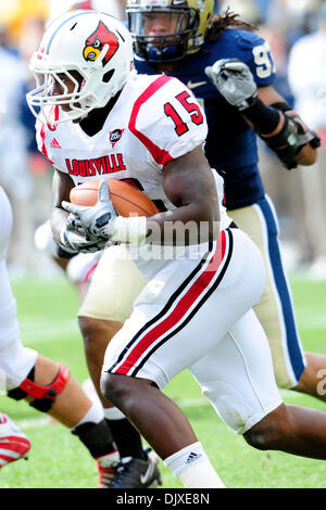 31. Oktober 2010 - Pittsburgh, Pennsylvania, Vereinigte Staaten von Amerika - 30. Oktober 2010: Louisville Sterne RB Bilal Powell (#15) läuft die Mitte des Pittsburgh Verteidigung in1st halbe Aktion bei Heinz Field in Pittsburgh, Pennsylvania. Pittsburgh besiegt Louisville 20-3. (Kredit-Bild: © Paul Lindenfelser/Southcreek Global/ZUMApress.com) Stockfoto