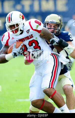 31. Oktober 2010 - Pittsburgh, Pennsylvania, Vereinigte Staaten von Amerika - 30. Oktober 2010: Pittsburgh Panther DB Dom DeCicco (#31) im 1. halben Einsatz bei Heinz Field in Pittsburgh Pennsylvania Louisville WR Cameron Graham (#83) zu bewältigen versucht. Pittsburgh besiegt Louisville 20-3. (Kredit-Bild: © Paul Lindenfelser/Southcreek Global/ZUMApress.com) Stockfoto