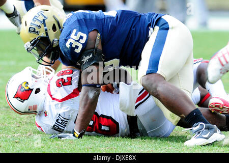 31. Oktober 2010 - Pittsburgh, Pennsylvania, Vereinigte Staaten von Amerika - 30. Oktober 2010: Pittsburgh Panther DL Brandon Lindsey (#35) über Mächte Louisville RB Jeremy Wright (#28) im zweiten Halbjahr Einsatz bei Heinz Field in Pittsburgh, Pennsylvania. Pittsburgh besiegt Louisville 20-3. (Kredit-Bild: © Paul Lindenfelser/Southcreek Global/ZUMApress.com) Stockfoto