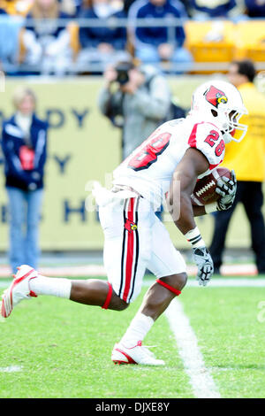 31. Oktober 2010 - Pittsburgh, Pennsylvania, Vereinigte Staaten von Amerika - 30. Oktober 2010: Louisville RB Jeremy Wright (#28) kehrt ein Pittsburgh Kickoff im 1. halben Einsatz bei Heinz Field in Pittsburgh, Pennsylvania. Pittsburgh besiegt Louisville 20-3. (Kredit-Bild: © Paul Lindenfelser/Southcreek Global/ZUMApress.com) Stockfoto