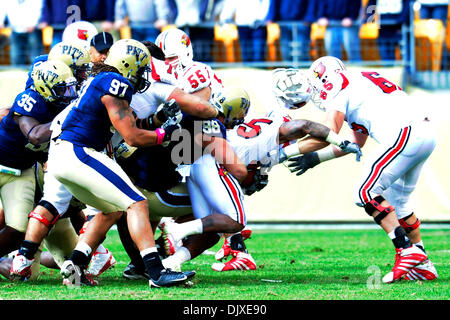 31. Oktober 2010 - Pittsburgh, Pennsylvania, Vereinigte Staaten von Amerika - 30. Oktober 2010: Pittsburgh Panther Verteidigung Bande greift Louisville Sterne RB Bilal Powell (#15) 1. Hälfte Aktion bei Heinz Field in Pittsburgh, Pennsylvania. Pittsburgh besiegt Louisville 20-3. (Kredit-Bild: © Paul Lindenfelser/Southcreek Global/ZUMApress.com) Stockfoto