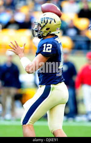 31. Oktober 2010 - Pittsburgh, Pennsylvania, Vereinigte Staaten von Amerika - 30. Oktober 2010: Pittsburgh Panther QB Tino Sunseri (#12) wirft einen Pass im 1. halben Einsatz bei Heinz Field in Pittsburgh, Pennsylvania. Pittsburgh besiegt Louisville 20-3. (Kredit-Bild: © Paul Lindenfelser/Southcreek Global/ZUMApress.com) Stockfoto