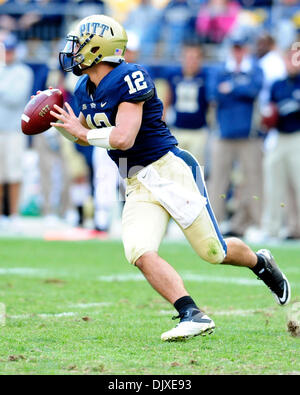 31. Oktober 2010 - Pittsburgh, Pennsylvania, Vereinigte Staaten von Amerika - 30. Oktober 2010: Pittsburgh Panther QB Tino Sunseri (#12) rollt gegen die Louisville Verteidigung im 1. halben Einsatz bei Heinz Field in Pittsburgh, Pennsylvania. Pittsburgh besiegt Louisville 20-3. (Kredit-Bild: © Paul Lindenfelser/Southcreek Global/ZUMApress.com) Stockfoto