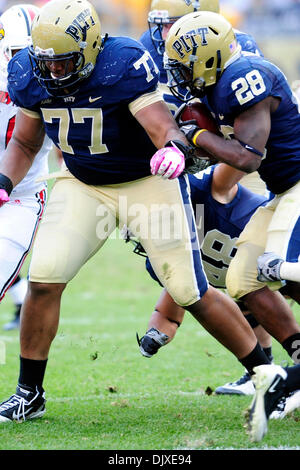 31. Oktober 2010 - Pittsburgh, Pennsylvania, Vereinigte Staaten von Amerika - 30. Oktober 2010: Pittsburgh Panther RB Dion Lewis (#28) verfolgt den Block der OL Jason Pinkston (#77) gegen die Louisville Verteidigung im 1. halben Einsatz bei Heinz Field in Pittsburgh, Pennsylvania. Pittsburgh besiegt Louisville 20-3. (Kredit-Bild: © Paul Lindenfelser/Southcreek Global/ZUMApress.com) Stockfoto