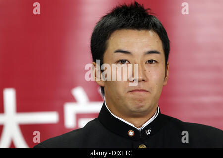 4. November 2010 - Tokyo, Japan - Waseda-Universität Askrug Yuki Saito (R) besucht eine Pressekonferenz an der Waseda Universität in Tokio, Japan. In der ersten statt Runde von Angeboten in der japanischen Baseball-Entwurf Okt. 28, 4 Teams namens Yuki Saito und 6 Teams Tatsuya Ohishi der Waseda benannt. Yuki Saito, bekannt als '' Taschentuch Prinz '', wird für die Nippon Ham Fighters spielen im nächsten Jahr. (C Stockfoto