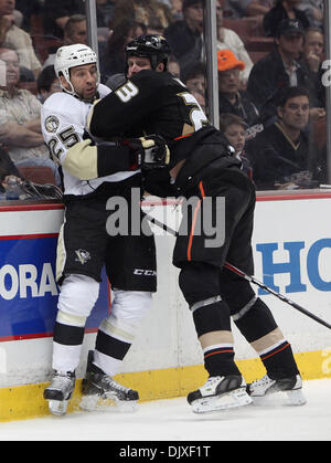 5. November 2010 prüft - Anaheim, Kalifornien, USA - Anaheim Ducks PAUL MARA, Recht, Pittsburgh Penguins MAXIME TALBOT in der zweiten Periode ein NHL-Hockey-Spiel im Honda Center Center.  (Kredit-Bild: © Mark Samala/ZUMApress.com) Stockfoto