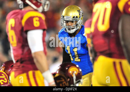 Los Angeles, CA, USA. 30. November 2013. UCLA Bruins Linebacker Anthony Barr (11) während der NCAA Football-Spiel zwischen den UCLA Bruins und die USC Trojans am Kolosseum in Los Angeles, California.Louis Lopez/CSM/Alamy Live News Stockfoto
