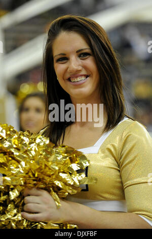 5. November 2010 - arbeitet Atlanta, Georgia, Vereinigte Staaten von Amerika - A Georgia Tech Cheerleader die Masse in einem Spiel gegen Clark Atlanta an Alexander Memorial Coliseum in Atlanta Georgia. Georgia Tech gewinnt in der Overtime 71-68. (Kredit-Bild: © Marty Bingham/Southcreek Global/ZUMApress.com) Stockfoto