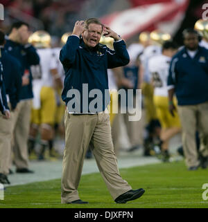 Palo Alto, Kalifornien, USA. 30. November 2013. Notre Dame Fighting Irish Cheftrainer Brian Kelly Ref während der NCAA Football-Spiel zwischen der Stanford Cardinal und die Notre Dame Fighting Irish im Stanford Stadium in Palo Alto, CA. Stanford anschreit besiegte Notre Dame 27-20. Damon Tarver/Cal Sport Media/Alamy Live-Nachrichten Stockfoto