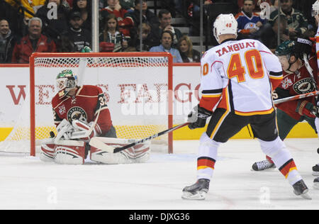 5. November 2010 - Minneapolis, Minnesota, Vereinigte Staaten von Amerika - Minnesota Wild Torwart Niklas Backstrom (#32) blockt den Schuß während der Calgary Flames vorwärts Alex Tanguay (#40) eine Erholung in der zweiten Periode des Spiels zwischen den Calgary Flames und die Minnesota Wild im Xcel Energy Center in St. Paul, Minnesota sucht.  Die wilden besiegte The Flames 2: 1. (Kredit-Bild: © Marilyn Stockfoto