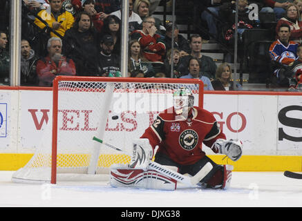 5. November 2010 - Minneapolis, Minnesota, Vereinigte Staaten von Amerika - Minnesota Wild Torwart Niklas Backstrom (#32) blockt den Schuß in der dritten Periode des Spiels zwischen den Calgary Flames und die Minnesota Wild im Xcel Energy Center in St. Paul, Minnesota.  Die wilden besiegte The Flames 2: 1. (Kredit-Bild: © Marilyn Indahl/Southcreek Global/ZUMApress.com) Stockfoto