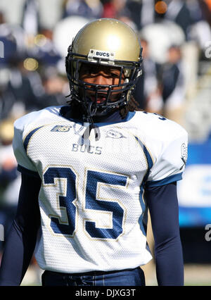 5. November 2010 - Lexington, Kentucky, Vereinigte Staaten von Amerika - Charleston Southern Wide Receiver Chris Theodore (35) vor dem Spiel Vs Kentucky vom Commonwealth Stadium in Lexington. (Kredit-Bild: © Wayne Litmer/Southcreek Global/ZUMApress.com) Stockfoto