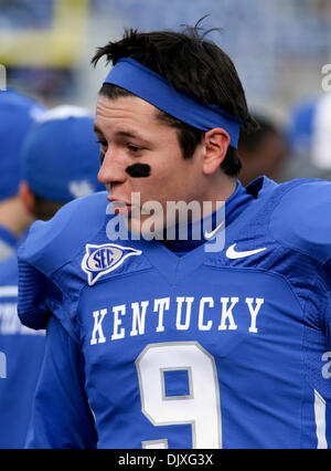 5. November 2010 - Lexington, Kentucky, Vereinigte Staaten von Amerika - Kentucky Punter Ryan Tydlacka (9) vor dem Spiel mit Charleston Southern vom Commonwealth Stadium in Lexington. (Kredit-Bild: © Wayne Litmer/Southcreek Global/ZUMApress.com) Stockfoto