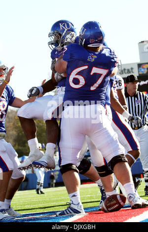 6. November 2010 - Taube Lawrence, Kansas, Vereinigte Staaten von Amerika - Kansas Jayhawks Runningback James Sims (29) und offensive Linienrichter Duane Zlatnik (67) nach Sims feiern in der Endzone über Colorado Buffaloes Cornerback Terrel Smith (41) scoring einen Touchdown während der zweiten Hälfte Aktion. Kansas besiegte Colorado 52-45 im Spiel im Memorial Stadium in Lawrence, Kansas. (Kredit Im Stockfoto