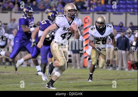 6. November 2010 läuft - Greenville, North Carolina, Vereinigte Staaten von Amerika - Marine FB Vince Murray (47) in einen Touchdown während des Spiels zwischen der East Carolina Pirates und die Navy Midshipmen Dowdy Ficklen Stadium.  Die Midshipmen besiegt die Piraten 76-35. (Kredit-Bild: © David Freund/Southcreek Global/ZUMApress.com) Stockfoto