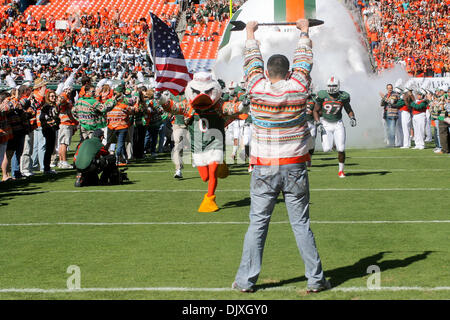 6. November 2010 - Miami Gardens, Florida, Vereinigte Staaten von Amerika - Miami Hurricanes Maskottchen Sebastian Ibis leitet das Team aus dem Tunnel vor ihrem Spiel gegen die Maryland Terrapins bei Sun Life Stadium in Miami Gardens, Florida.  Die Hurricanes besiegten die Terrapins 26-20. (Kredit-Bild: © Aaron Gilbert/Southcreek Global/ZUMApress.com) Stockfoto