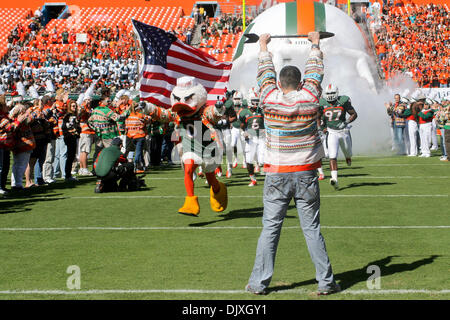 6. November 2010 - Miami Gardens, Florida, Vereinigte Staaten von Amerika - Miami Hurricanes Maskottchen Sebastian Ibis leitet das Team aus dem Tunnel vor ihrem Spiel gegen die Maryland Terrapins bei Sun Life Stadium in Miami Gardens, Florida.  Die Hurricanes besiegten die Terrapins 26-20. (Kredit-Bild: © Aaron Gilbert/Southcreek Global/ZUMApress.com) Stockfoto