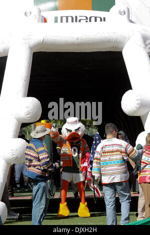 6. November 2010 - Miami Gardens, Florida, Vereinigte Staaten von Amerika - Miami Hurricanes Maskottchen Sebastian Ibis leitet das Team aus dem Tunnel vor ihrem Spiel gegen die Maryland Terrapins bei Sun Life Stadium in Miami Gardens, Florida.  Die Hurricanes besiegten die Terrapins 26-20. (Kredit-Bild: © Aaron Gilbert/Southcreek Global/ZUMApress.com) Stockfoto