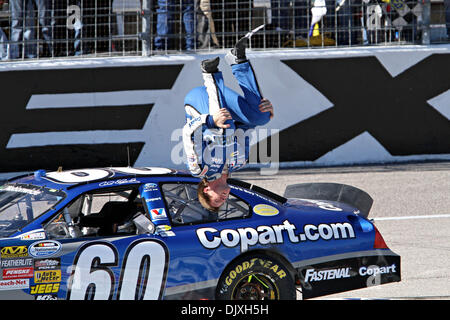 6. November 2010 feiert - Fort Worth, Texas, Vereinigte Staaten von Amerika - Carl Edwards (#60) nach dem Gewinn der O'Reilly-Auto-Teile-Meisterschaft auf dem Texas Motor Speedway. (Kredit-Bild: © Andrew Dieb/Southcreek Global/ZUMApress.com) Stockfoto