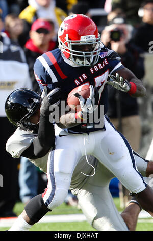 6. November 2010 - West Point, New York, Vereinigte Staaten von Amerika - 6. November 2010: Air Force Falcons Runningback Asher Clark (17) während der Spielaktion.  Bei der Hälfte Luftwaffe besiegte Armee 42-22 at Michie Stadium in West Point, New York. (Kredit-Bild: © Alex Cena/Southcreek Global/ZUMApress.com) Stockfoto