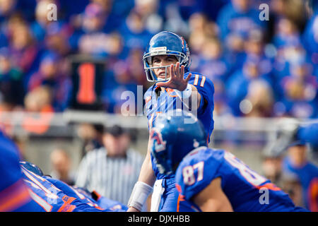 6. November 2010 - Boise, Idaho, Vereinigte Staaten von Amerika - Boise State quarterback Kellen Moore (11) Anträge an seinen Receiver zwar Signale während der ersten Hälfte Aktion fordern, wie #2 Boise State Hawaii 42-7 im Bronco Stadion besiegt. (Kredit-Bild: © Stanley Brewster/Southcreek Global/ZUMApress.com) Stockfoto