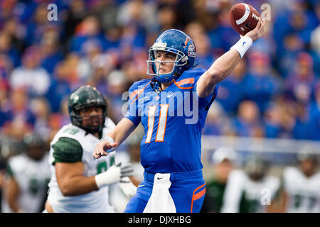 6. November 2010 - Boise, Idaho, Vereinigte Staaten von Amerika - Boise State Quarterback Kellen Moore (11) werfen einen Pass während der zweiten Hälfte Aktion als #2 Boise State Hawaii 42-7 im Bronco Stadion besiegt. (Kredit-Bild: © Stanley Brewster/Southcreek Global/ZUMApress.com) Stockfoto