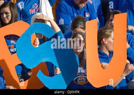 6. November 2010 besiegte Boise State - Boise, Idaho, Vereinigte Staaten von Amerika - Studierende, die die Buchstaben BSU während der zweiten Hälfte Aktion als #2 Boise State Hawaii 42-7 im Bronco-Stadion. (Kredit-Bild: © Stanley Brewster/Southcreek Global/ZUMApress.com) Stockfoto