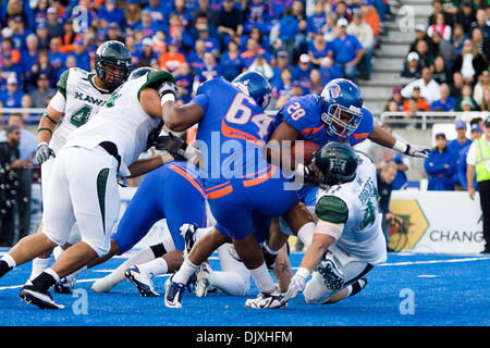 6. November 2010 - Boise, Idaho, Vereinigte Staaten von Amerika - Boise State Runningback Jarvis Hodge läuft über eine wäre Hawaii Tackler während der zweiten Hälfte Aktion wie #2 Boise State Hawaii 42-7 in Bronco Stadion besiegt. (Kredit-Bild: © Stanley Brewster/Southcreek Global/ZUMApress.com) Stockfoto