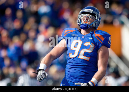 6. November 2010 besiegte - Boise, Idaho, Vereinigte Staaten von Amerika - Boise State defensive Tackle Shea McClellin nach seinen Sack während der ersten Hälfte Aktion als #2 Boise State reagiert Hawaii 42-7 im Bronco-Stadion. (Kredit-Bild: © Stanley Brewster/Southcreek Global/ZUMApress.com) Stockfoto