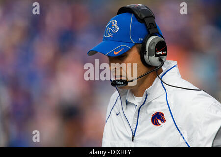 6. November 2010 besiegte Boise State - Boise, Idaho, Vereinigte Staaten von Amerika - Cheftrainer Chris Petersen an der Seitenlinie während der zweiten Hälfte Aktion als #2 Boise State Hawaii 42-7 im Bronco-Stadion. (Kredit-Bild: © Stanley Brewster/Southcreek Global/ZUMApress.com) Stockfoto