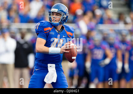 6. November 2010 fällt - Boise, Idaho, Vereinigte Staaten von Amerika - Boise State Quarterback Kellen Moore zurück passieren während der zweiten Hälfte Aktion als #2 Boise State Hawaii 42-7 im Bronco Stadion besiegt. (Kredit-Bild: © Stanley Brewster/Southcreek Global/ZUMApress.com) Stockfoto