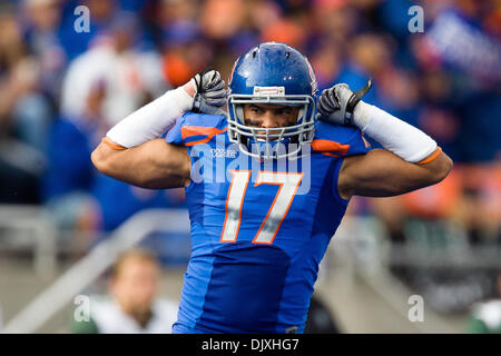 6. November 2010 - Boise, Idaho, Vereinigte Staaten von Amerika - Boise State-Sicherheit, wie Winston Venable (17) reagiert nach Entlassung der Hawaii quarterback während der ersten Hälfte Aktion wie #2 Boise State Hawaii 42-7 im Bronco Stadion besiegt. (Kredit-Bild: © Stanley Brewster/Southcreek Global/ZUMApress.com) Stockfoto