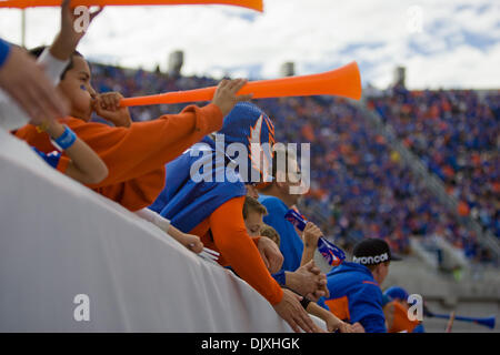 6. November 2010 - Boise, Idaho, Vereinigte Staaten von Amerika - Boise State Fans machen Lärm während der zweiten Hälfte Aktion, wie #2 Boise State Hawaii 42-7 im Bronco Stadion besiegt. (Kredit-Bild: © Stanley Brewster/Southcreek Global/ZUMApress.com) Stockfoto
