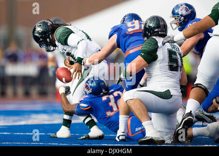 6. November 2010 Streifen - Boise, Idaho, Vereinigte Staaten von Amerika - Boise State Sicherheit Jonathan Brown (32) den Ball einem Fumble während der zweiten Hälfte Aktion zwingt, wie #2 Boise State Hawaii 42-7 im Bronco Stadion besiegt. (Kredit-Bild: © Stanley Brewster/Southcreek Global/ZUMApress.com) Stockfoto