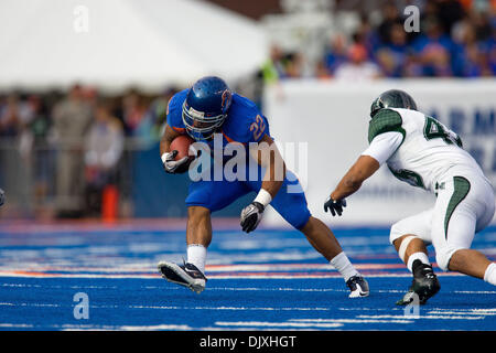 6. November 2010 - Boise, Idaho, Vereinigte Staaten von Amerika - Boise State Runningback Doug Martin (22) senkt seine Schulter während der zweiten Hälfte Aktion, wie #2 Boise State Hawaii 42-7 im Bronco Stadion besiegt. (Kredit-Bild: © Stanley Brewster/Southcreek Global/ZUMApress.com) Stockfoto