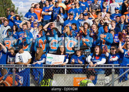 6. November 2010 besiegte - Boise, Idaho, Vereinigte Staaten von Amerika - Boise State Student Abschnitt Jubel während der zweiten Hälfte Aktion als #2 Boise State Hawaii 42-7 im Bronco-Stadion. (Kredit-Bild: © Stanley Brewster/Southcreek Global/ZUMApress.com) Stockfoto
