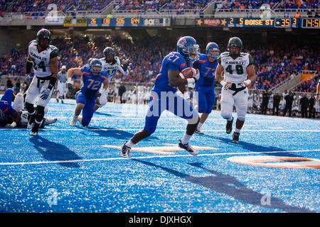 6. November 2010 bricht - Boise, Idaho, Vereinigte Staaten von Amerika - Boise State Runningback Jeremy Avery (27) kostenlos für einen Touchdown während der zweiten Hälfte Aktion #2 Boise State Hawaii 42-7 im Bronco Stadion besiegt. (Kredit-Bild: © Stanley Brewster/Southcreek Global/ZUMApress.com) Stockfoto