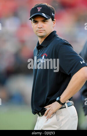 6. November 2010 verärgert - Lubbock, Texas, Vereinigte Staaten von Amerika - Texas Tech offensive Coordinator Neil Brown während Pregame als die Texas Tech Red Raiders #12 Missouri Tigers 24-17 im AT&T Jones Stadium in Lubbock, Texas. (Kredit-Bild: © Steven Leija/Southcreek Global/ZUMApress.com) Stockfoto