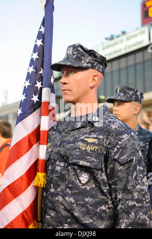 6. November 2010 - Lubbock, Texas, Vereinigte Staaten von Amerika - Ehrenmitglied des Militärs Stand zum Auftakt, wie die Texas Tech Red Raiders #12 Missouri Tigers 24-17 im AT&T Jones Stadium in Lubbock, Texas verärgert. (Kredit-Bild: © Steven Leija/Southcreek Global/ZUMApress.com) Stockfoto