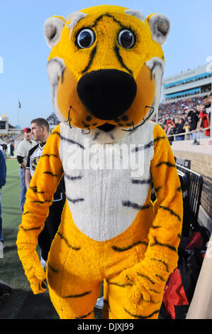 6. November 2010 - Lubbock, Texas, Vereinigte Staaten von Amerika - Missouri-Maskottchen "Truman der Tiger'' Stand zum Auftakt, wie die Texas Tech Red Raiders #12 Missouri Tigers 24-17 im AT&T Jones Stadium in Lubbock, Texas verärgert. (Kredit-Bild: © Steven Leija/Southcreek Global/ZUMApress.com) Stockfoto