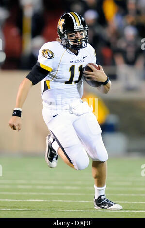 6. November 2010 quarterback - Lubbock, Texas, Vereinigte Staaten von Amerika - Missouri Tigers Blaine Gabbert #11 klettert nach außen als die Texas Tech Red Raiders stören die #12 Missouri Tigers 24-17 im AT&T Jones Stadium in Lubbock, Texas. (Kredit-Bild: © Steven Leija/Southcreek Global/ZUMApress.com) Stockfoto