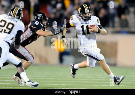 6. November 2010 quarterback - Lubbock, Texas, Vereinigte Staaten von Amerika - Missouri Tigers Blaine Gabbert #11 klettert nach außen als die Texas Tech Red Raiders stören die #12 Missouri Tigers 24-17 im AT&T Jones Stadium in Lubbock, Texas. (Kredit-Bild: © Steven Leija/Southcreek Global/ZUMApress.com) Stockfoto