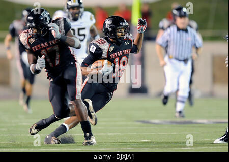 6. November 2010 - Lubbock, Texas, Vereinigte Staaten von Amerika - Texas Tech Red Raiders Wide Receiver Lyle Leong #19 macht die Rezeption als die Texas Tech Red Raiders #12 Missouri Tigers 24-17 im AT&T Jones Stadium in Lubbock, Texas verärgert. (Kredit-Bild: © Steven Leija/Southcreek Global/ZUMApress.com) Stockfoto