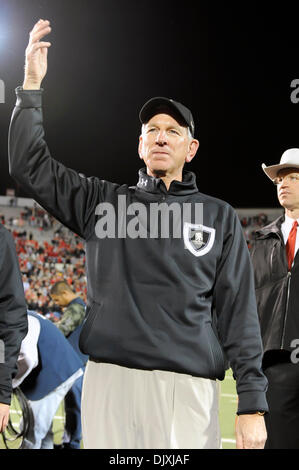 6. November 2010 - Lubbock, Texas, Vereinigte Staaten von Amerika - Texas Tech Kopf Trainer Tommy Tuberville nach dem Spiel als die Texas Tech Red Raiders stören die #12 Missouri Tigers 24-17 im AT&T Jones Stadium in Lubbock, Texas. (Kredit-Bild: © Steven Leija/Southcreek Global/ZUMApress.com) Stockfoto