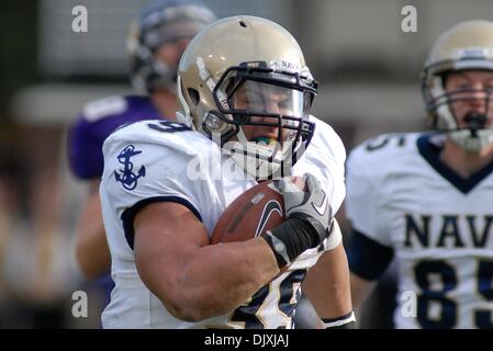 6. November 2010 - Greenville, North Carolina, Vereinigte Staaten von Amerika - Marine FB Alexander Teich (39) läuft der Ball in für einen Touchdown während des Spiels zwischen der East Carolina Pirates und die Navy Midshipmen Dowdy Ficklen Stadium.  Die Midshipmen besiegt die Piraten 76-35. (Kredit-Bild: © David Freund/Southcreek Global/ZUMApress.com) Stockfoto